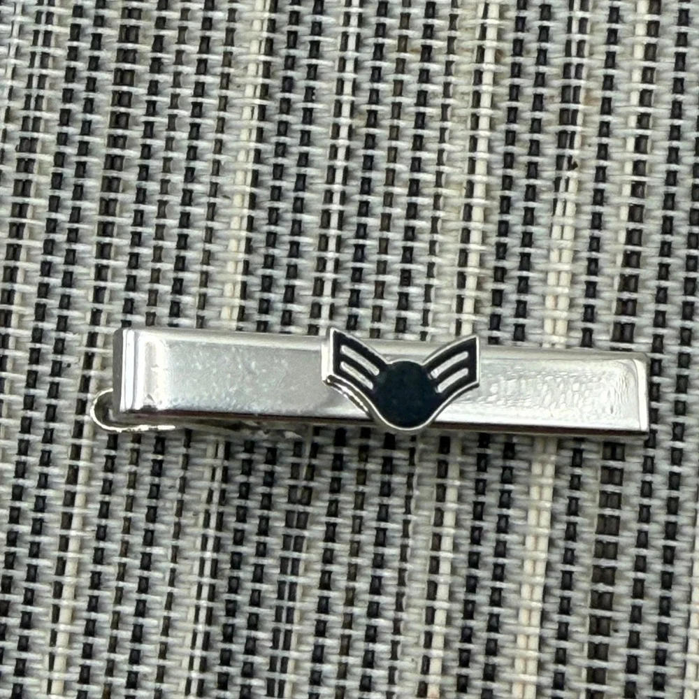 US Air Force Senior Airman Rank Tie Bar Silver Tone Metal Military Wing Clip